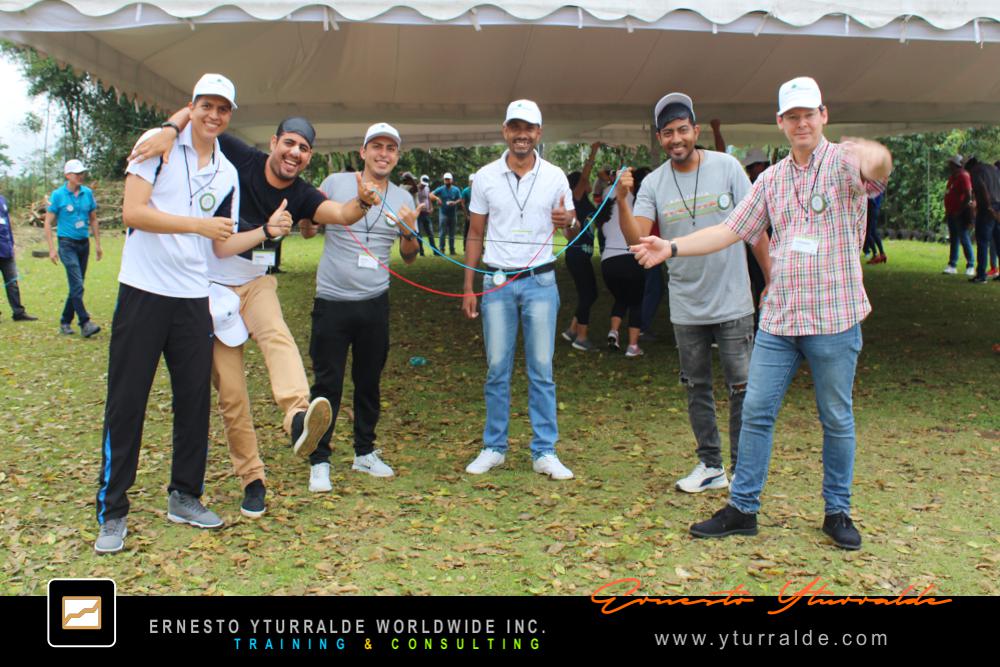 Team Building Cali Colombia | Actividades outdoor de confianza y liderazgo con cuerdas bajas