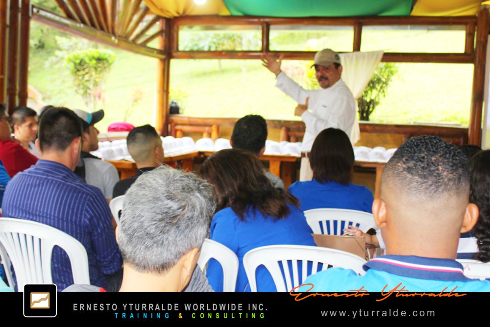 Team Building Cali Colombia | Outdoor training con dinámicas de liderazgo y colaboración
