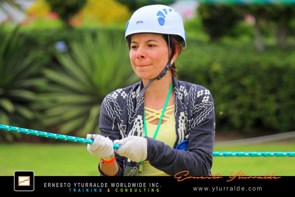 Team Building Cali Colombia | Experiencias con cuerdas bajas para fortalecer la confianza grupal